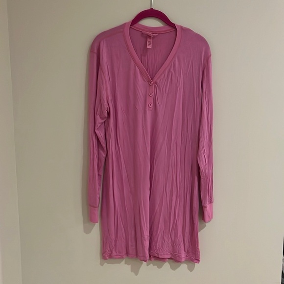 Skims Henley sleep shirt in bubblegum L - Picture 2 of 4